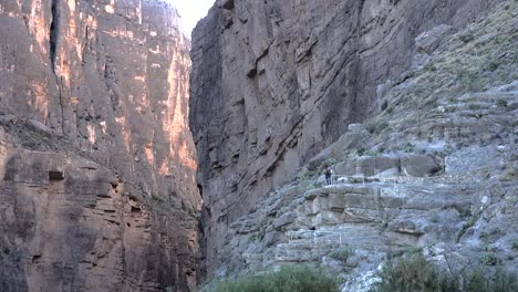 Texas-Big-Bend-Santa-Elena-Canyon-Person-Auf-Trail-Kontrast