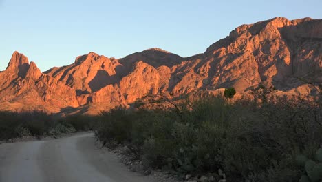 Texas-Big-Bend-Montaña-Escarpada-En-Sartenes-De-Noche