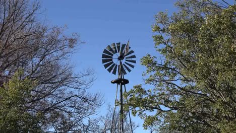 Texas-Big-Bend-Zoomt-Auf-Die-Windmühle-Auf-Der-Sam-Nail-Ranch