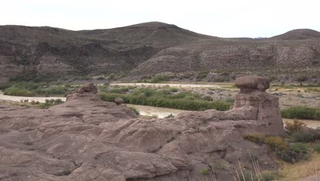 Carretera-Del-Río-Texas-Rocas-Equilibradas-Cerca-De-Río-Grande