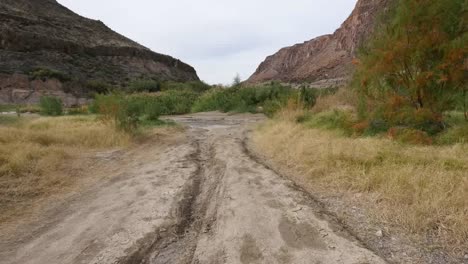 Texas-River-Road,-Die-Sich-über-Eine-Entkernte-Schotterstraße-Bewegt