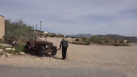 Texas-Terlingua-Alter-Mann-Nähert-Sich-Altem-Auto