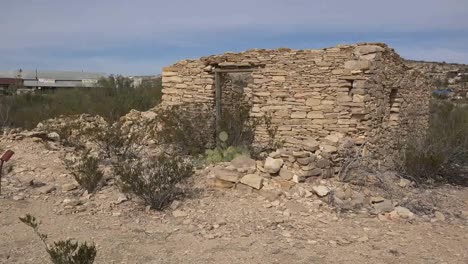 Texas-Ruina-De-Piedra-Terlingua-Con-Centro-Comercial-Distante-Acercar
