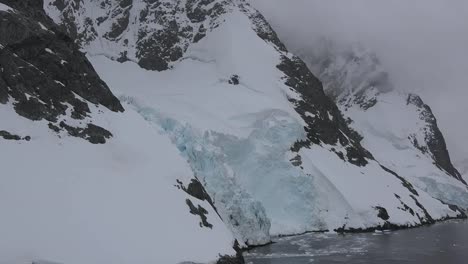 Antarctica-Lemaire-Kanal-Kippt-Vom-Eis-Nach-Oben