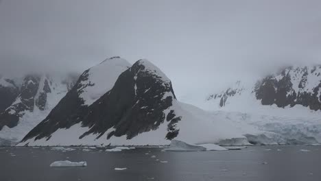 Antarktis-Lemaire-Nähert-Sich-Dem-Gletscher