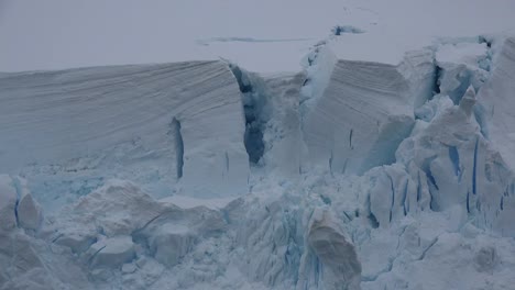 Antártida-Lemaire-Grietas-En-El-Hielo