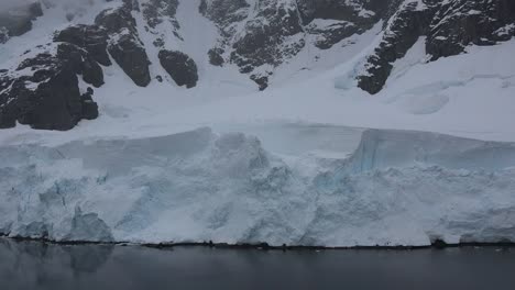 Antarktis-Lemaire-Eis-Am-Wasserrand-Water