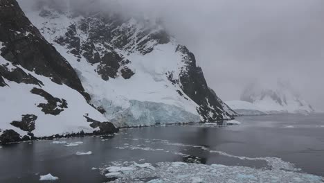 Antártida-Lemaire-Pequeños-Trozos-De-Hielo-Y-Rocas