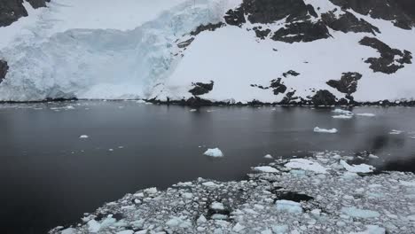 Antarctica-Lemaire-Kippt-Von-Kleinen-Eisstücken-Nach-Oben