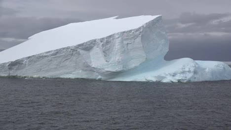 Antarctica-Palmer-Archipelago-Moving-Iceberg