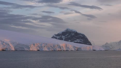 Antarktis-Schwarzer-Dorn-über-Rosa-Eis
