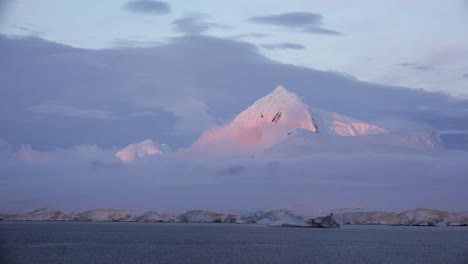 Antarctica-Evening-Color-On-Snowy-Montaña