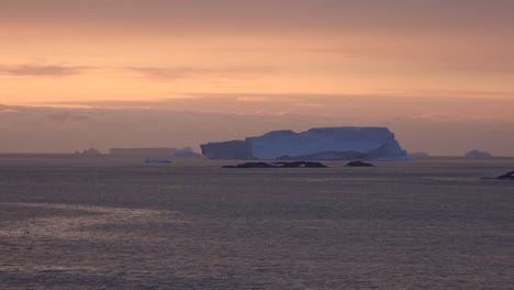 Eisberg-Der-Antarktis-In-Der-Dämmerung