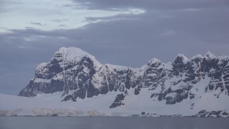 Antarktis-Berge-Am-Abend