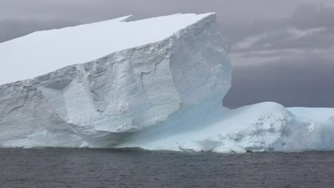 Antarctica-Movement-On-Iceberg