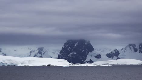 Antarktis-Felsspitze-Und-Schnee-In-Der-Ferne