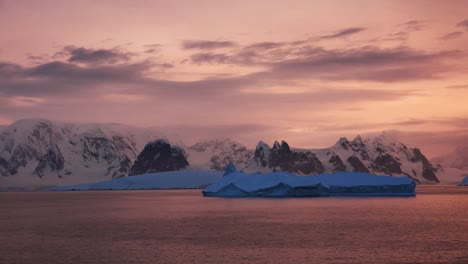 Antarctica-Sailing-In-Late-Evening-Light