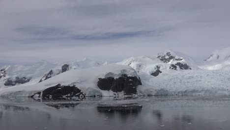 Antarktis-Schnee-Schwarze-Felsen-Reflexionen-Und-Gletscher