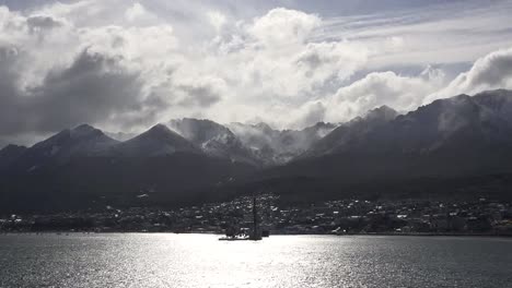 Argentina-Ushuaia-Vista-Retroiluminada-Con-Pájaros