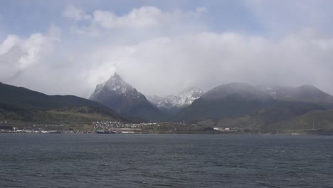 Argentinien-Ushuaia-Wolken-über-Den-Bergen-Zoomen