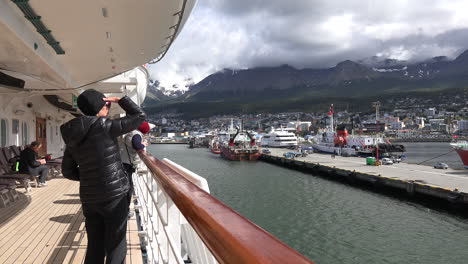 Argentinien-Ushuaia-Frau-Auf-Schiff-Schaut-Auf-Dock