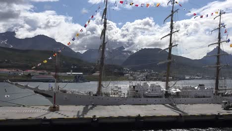 Argentinien-Ushuaia-Zoomt-Auf-Berg-Und-Schiff