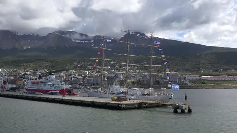 Argentinien-Ushuaia-Zoomt-Auf-Segelschiff