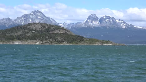 Montañas-Argentinas-Sobre-El-Canal-Beagle