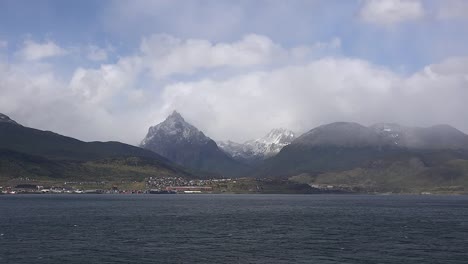 Vista-Argentina-De-Nubes-Y-Montañas-Más-Allá-De-Ushuaia