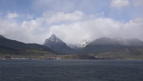 Argentinien-Blick-Auf-Wolken-Und-Berge-Jenseits-Von-Ushuaia