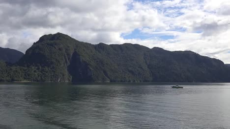 Chile-Fiordo-Aisen-Barco-Proporciona-Escala