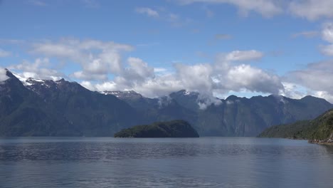 Chile-Aisen-Fjordinsel-Und-Berge