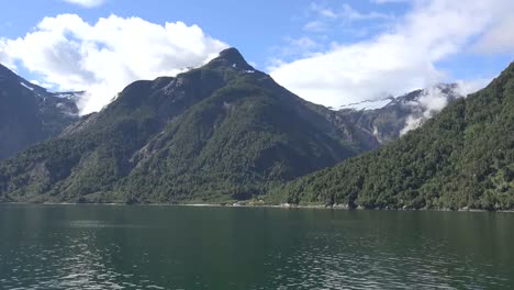 Chile-Aisen-Fjord-Bergblick