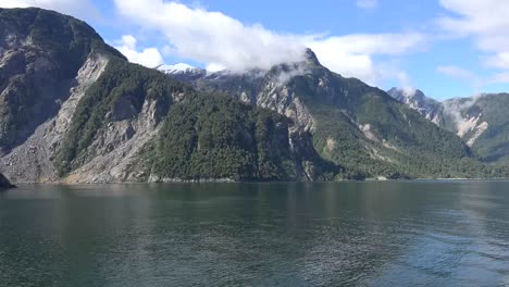 Chile-Fiordo-Aisen-Pasando-Montañas-Dentadas