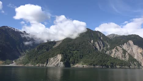 Chile-Aisen-Fjord,-Zerklüftete-Berge-Und-Bachtal