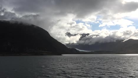 Chile-Canal-Beagle-Pasando-Pequeño-Glaciar-Se-Acerca