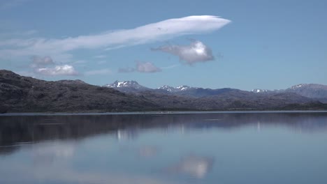 Chile-Kanal-Sarmiento-Fjord-Mit-Reflexionen-Und-Wolken