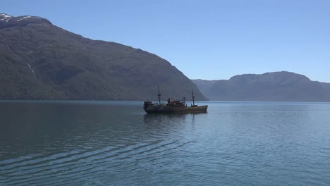 Chile-Kapitän-Leonidas-Fernsicht-Auf-Schiffswrack