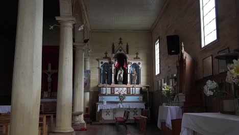 Chile-Chiloe-Chonchi-Church-With-Virgin-And-Saints-Zoom-In