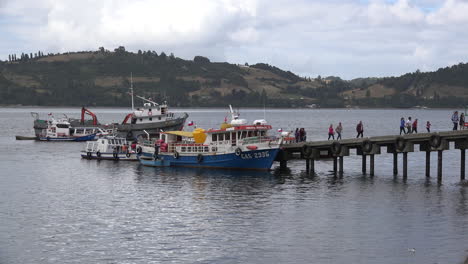 Chile-Chiloe-Turistas-Salen-Excursión-En-Bote