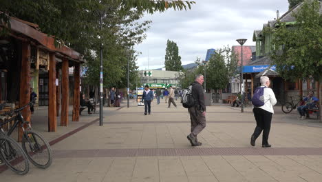 Chile-Coyhaique-Mall-Mit-Menschen-Zoomen