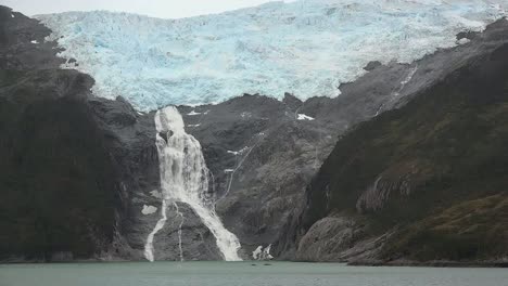 Chile-Gletschergasse-Blick-Auf-Den-Wasserfall