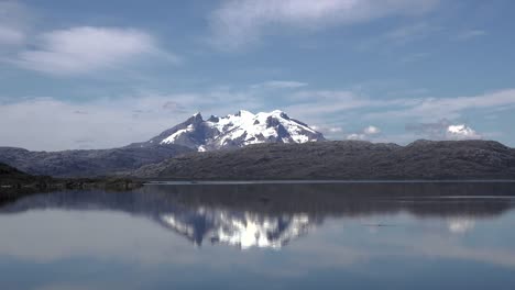 Volcán-Chile-Monte-Burney-Con-Reflejo