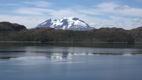 Chile-Monte-Burney-Se-Eleva-Más-Allá-De-Las-Colinas-Acercar