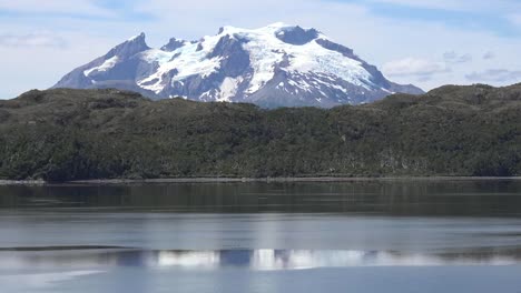 Chile-Monte-Burney-Elevándose-Más-Allá-De-Las-Colinas-Panorámica-Y-Zoom