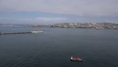 Chile-Valparaiso-Ausflugsboot-Und-Schoner
