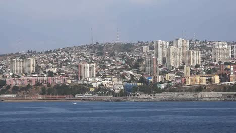 Chile-Valparaiso-Blick-Auf-Die-Stadt-Vom-Schiff-Aus