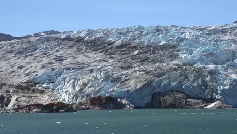 Chile-Se-Acerca-A-La-Roca-En-El-Glaciar