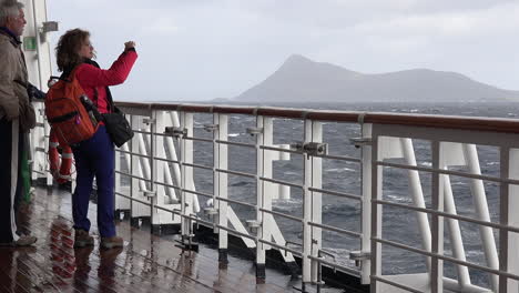 Chile-Zoomt-Auf-Eine-Frau,-Die-Cape-Horn-Fotografiert