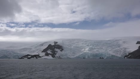 Antarktis-Admiralitätsbucht-Vorbei-An-Zwei-Gletschern